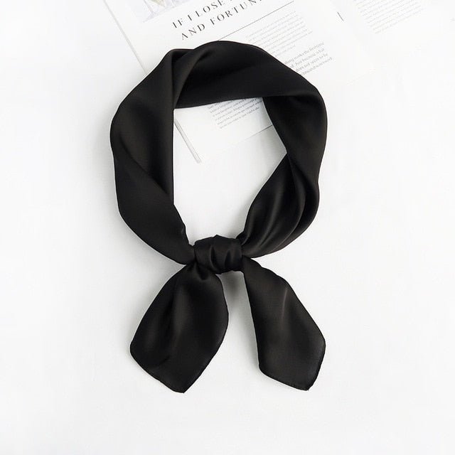Grand foulard en soie carré noir à imprimé pour femme - Mon Beau Béret Grand foulard en soie carré noir à imprimé pour femme - Mon Beau Béret