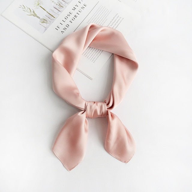 Foulard carré de luxe imprimé mauve soie véritable pour femme - Mon Beau Béret Foulard carré de luxe imprimé mauve soie véritable pour femme - Mon Beau Béret